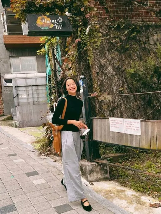 Kali ini, Putri Marino memadukan turtleneck warna hitam dan loose pants warna abu-abu serta tote bag coklat. (Instagram/putrimarino).