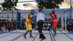 Petinju Somalia, Kashmir Abdirahim Abdalla (kiri) bertanding di atas ring Stadion Wish, ibu kota Mogadishu pada 15 November 2018. Setelah lebih dari tiga dekade berlalu Somalia akhirnya kembali menggelar kejuaraan tinju. (Abdirazak Hussein FARAH / AFP)