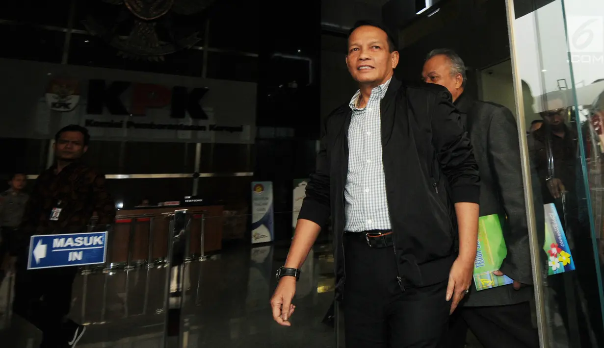 Mantan Kasau Marsekal (Purn)  Agus Supriatna usai menjalani pemeriksaan di KPK, Jakarta, Rabu (6/6). Agus Supriatna diperiksa terkait kasus korupsi pengadaan helikopter angkut AgustaWestland (AW) 101 di TNI AU. (Merdeka.com/Dwi Narwoko)