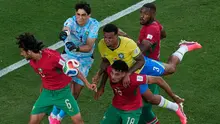 Penjaga gawang Maroko, Yassine Bounou (1), meninju bola menjauh dari pemain Brasil, Gabriel Magalhaes (3), saat pemain Maroko, Ayyoub Bouaddi (6), Chadi Riad (18) dan Issa Diop, ikut bermain selama pertandingan Grup C Piala Dunia 2026 di East Rutherford, N.J., dekat New York, Minggu, 14 Juni 2026. (AP Photo/Matt Slocum)