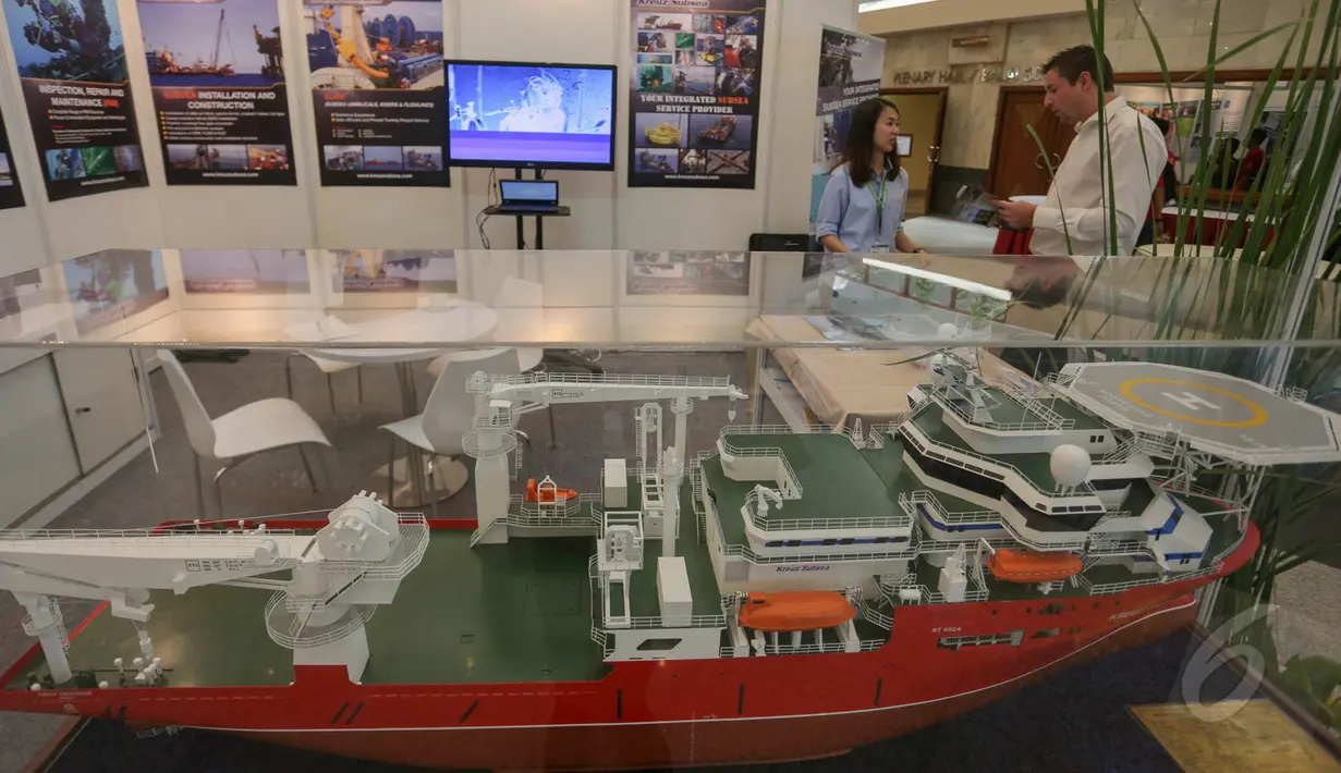 Miniatur rig pada pameran Indonesian Petroleum Association di Jakarta Convention Center, Jakarta, Rabu (20/5/2015). (Liputan6.com/Faizal Fanani)