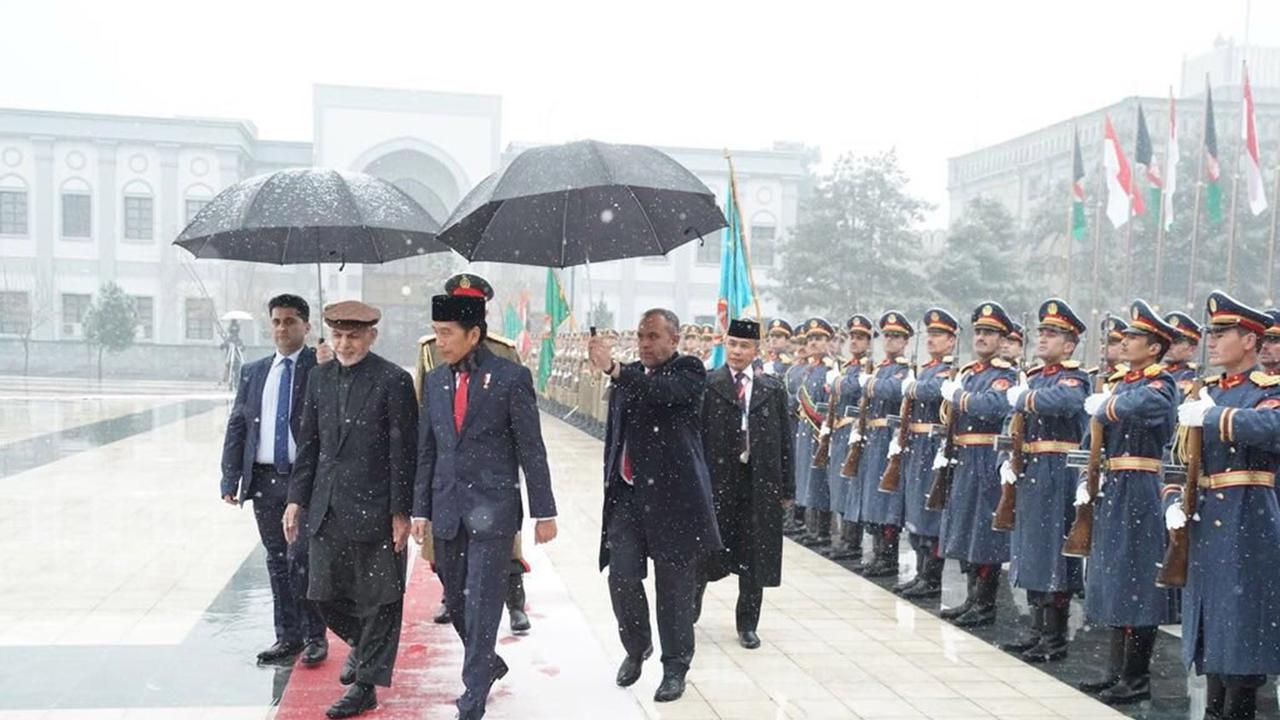 Melihat Lagi Aksi Jokowi saat Kunjungi Negara Konflik