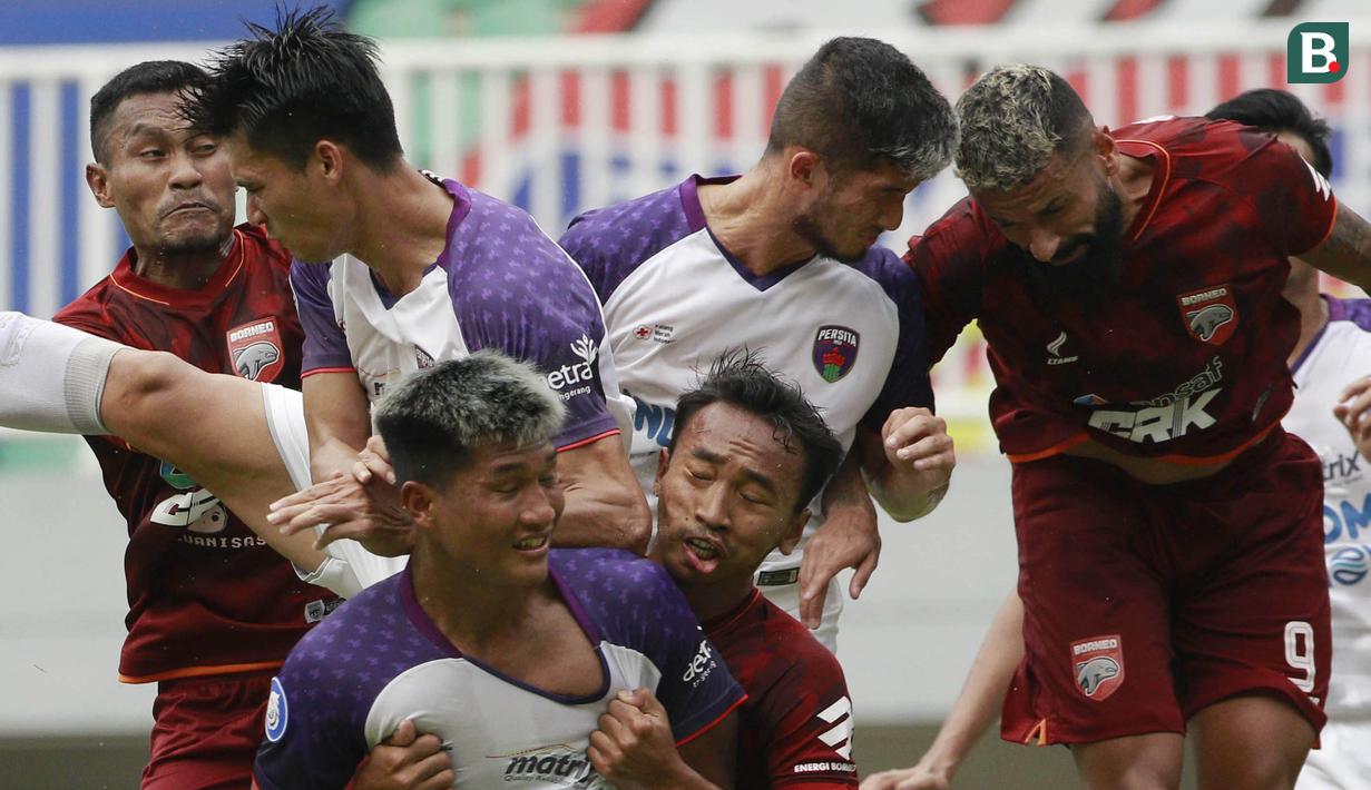 Persita Tangerang yang bermain dengan 10 pemain sejak menit ke-43 dan sempat tertinggal dua gol berhasil comeback untuk memaksakan hasil imbang 2-2 melawan Borneo FC dalam laga pekan ke-6 BRI Liga 1 2021/2022 di Stadion Pakansari, Bogor, Sabtu (2/10/2021). (Bola.com/M Iqbal Ichsan)
