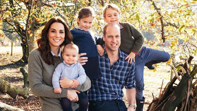 Foto kartu Natal keluarga Pangeran William dan Kate Middleton bersama ketiga anaknya. (Foto: instagram.com/mattporteous)
