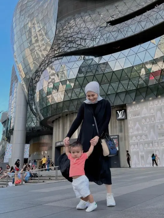 Loose dress warna hitam dipadu sneakers jadi pilihan Kesha Ratuliu untuk tampilan kasual. @kesharatuliu05.