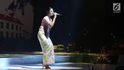 Raisa menghibur penonton dalam ajang pemilihan Abang None Jakarta 2017 di kawasan Letjen S. Parman, Jakarta, Jumat (15/07). Selain penampilan dari kontestan, sejumalah penyanyi terkenal turut memeriahkan acara tersebut. (Liputan6.com/Herman Zakharia)