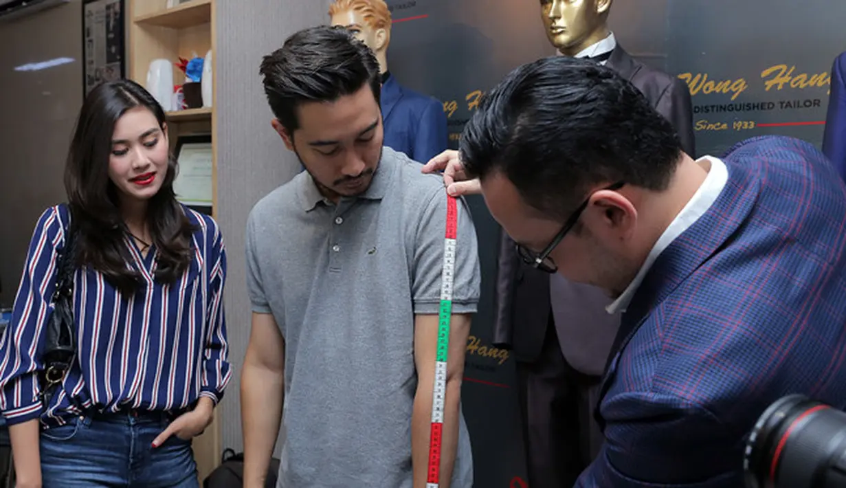 Syahnaz Shadiqa saat mendampingi Jeje Govinda melakukan fitting atau menjajal busana pengantin di Wong Hang, Jakarta Selatan, Rabu (7/2/2018). (Deki Prayoga/Bintang.com)