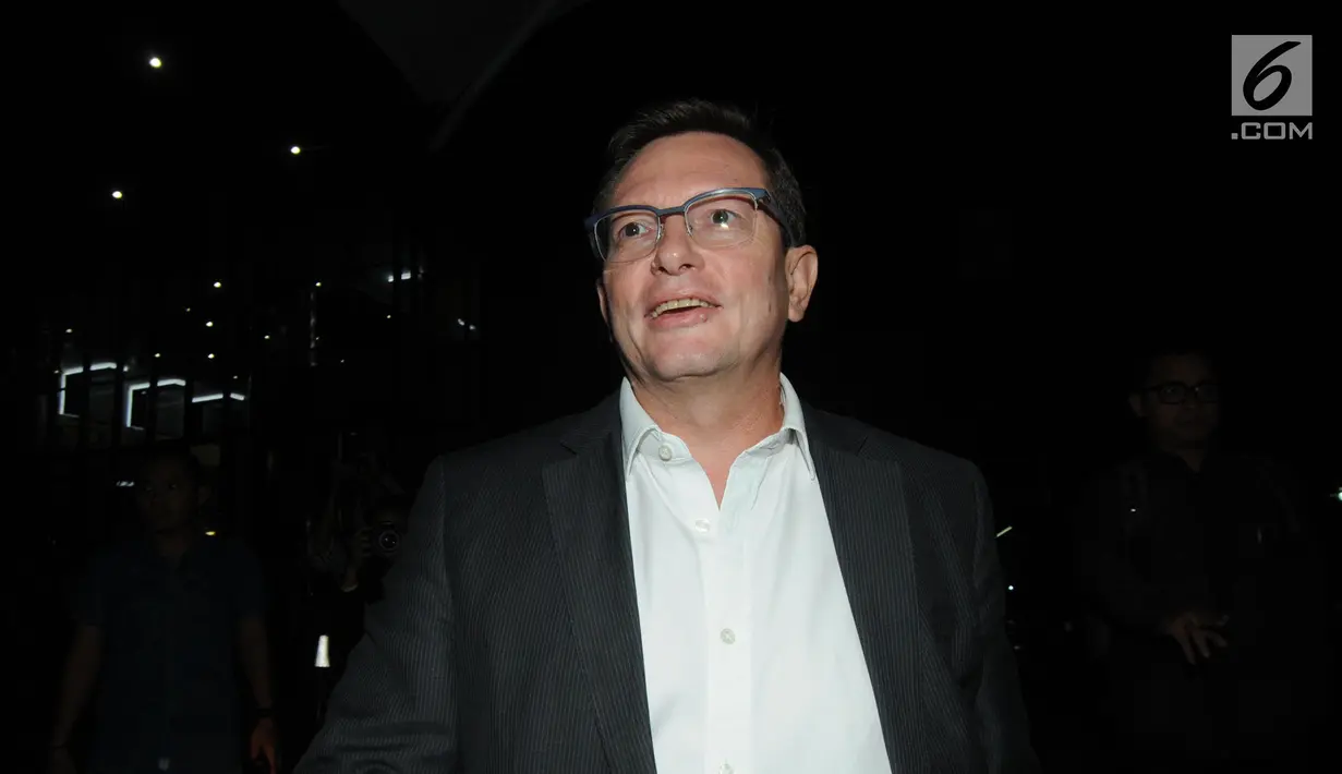 CEO PT Airbus Group Indonesia, Laurent Godin usai menjalani pemeriksaan di Gedung KPK, Jakarta, Jumat (20/4). Laurent diperiksa sebagai saksi untuk tersangka mantan Dirut PT Garuda Indonesia Emirsyah Satar. (Merdeka.com/Dwi Narwoko)