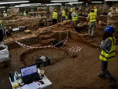 Awak konstruksi dan arkeolog bekerja di penggalian situs kuno di bawah pusat kota Thessaloniki, Yunani (25/4). Penggalian ini sebelumnya merupakan bagian dari proyek pembangunan kereta bawah tanah yang akan selesai pada tahun 2020. (AFP/Aris Messinis)
