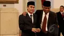 Pelaksana Tugas (Plt) pimpinan KPK, Taufiqurahman Ruki (kanan) bersama Johan Budi berbincang sebelum mengikuti gladi bersih pelantikan di Istana Merdeka, Jakarta, Jumat (20/2/2015). (Liputan6.com/Faizal Fanani)