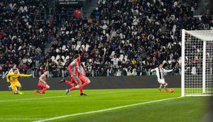 Striker Juventus, Weston McKennie, mengecoh kiper Cremonese, Emil Audero Mulyadi, pada lanjutan Liga Italia 2025/2026 di Juventus Stadium, Selasa (13/1/2025) dini hari WIB. (Fabio Ferrari/LaPresse via AP)