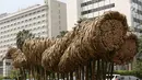 Instalasi bambu menghiasi kawasan Bundaran HI, Jakarta, Rabu (15/8). Gubernur DKI Jakarta Anies Baswedan beralasan pemasangan instalasi seni bambu tersebut dikarenakan bambu kerap kali dianggap tak bernilai oleh masyarakat. (Liputan6.com/Fery Pradolo)