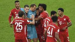 Pemain Bayern Munchen merayakan kemenangan atas Borussia Dortmund pada laga Piala Super Jerman di Allianz Arena, Kamis (1/10/2020) dini hari WIB. Bayern Munchen menang 3-2 atas Borussia Dortmund. (Andreas Gebert/Pool via AP)