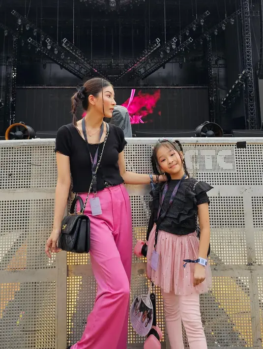 Dijuluki mini Jennie, Thalia Putri Onsu anak Sarwendah tampil chic mengenakan ruffle top hitam dan rok tutu pink. @sarwendah29.