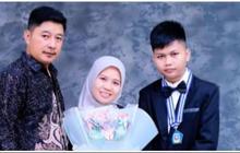 Momen Kehadiran Sus Rini di Wisuda Putranya Ini Viral, Sosok Suami Curi Perhatian