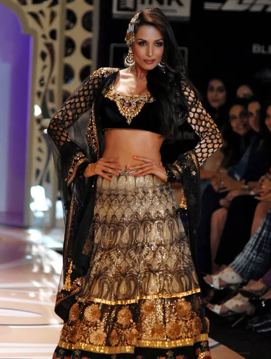 Wanita cantik ini merebut hati pencinta sinema Hindustan lewat tariannya yang eksplosif melalui lagu 'Chaiyya Chaiyya' dalam film 'Dil Se' dimana Malaika harus menari di atas kereta yang tengah berjalan. (1998). (Bintang/EPA)