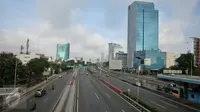 Suasana tol dalam kota, Jalan Gatot Subroto, Jakarta, terlihat lenggang, Senin (8/2). Jalan terlihat nyaris tak ada aktifitas berarti maupun kemacetan arus lalu lintas pada hari libur Tahun Baru Imlek. (Liputan6.com/Faizal Fanani)