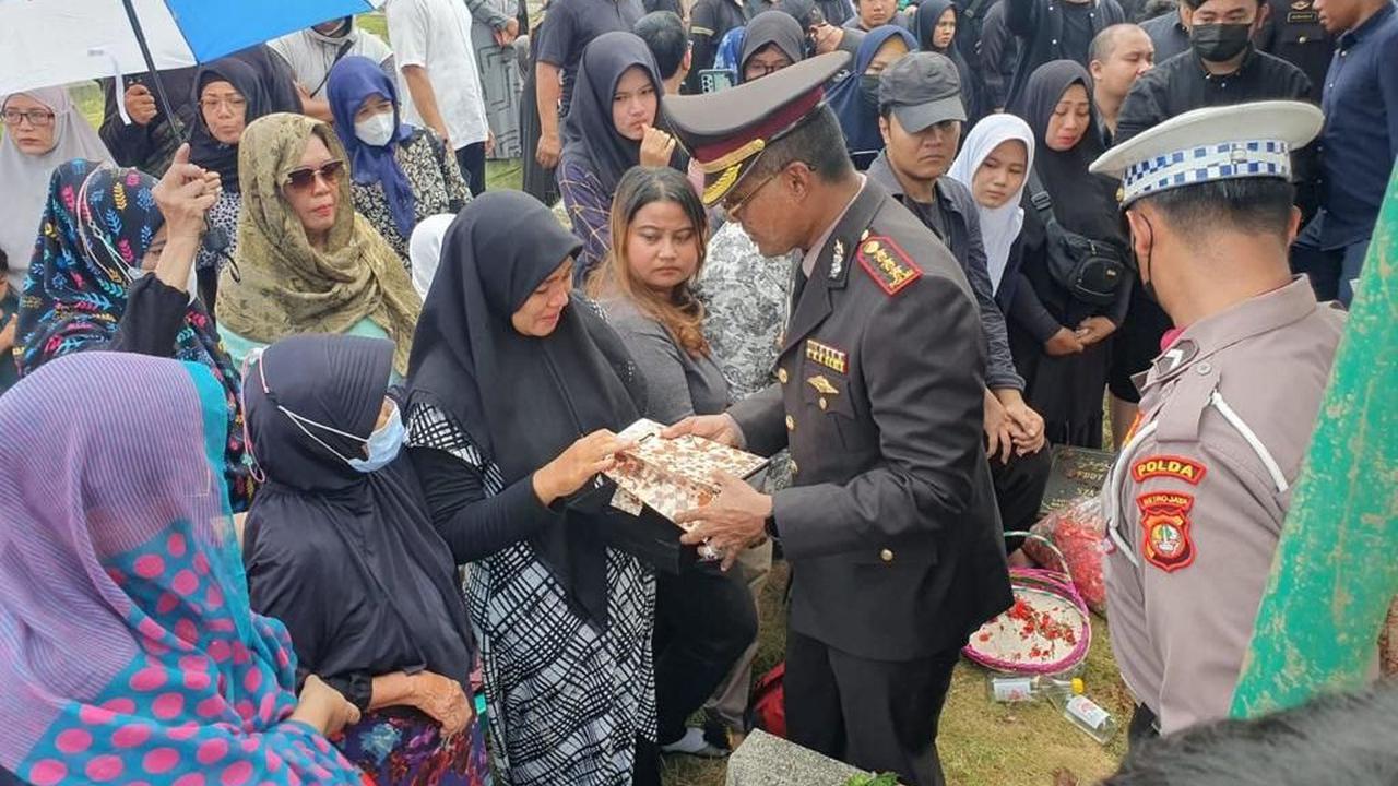 Penyidikan masih dilakukan polisi dengan memeriksa pengemudi mobil Kijang Innova B 1426 SKO, berinisial SS yang menabrak Iptu Jarot.<br>