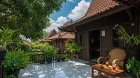 Pelengkap Teras Rumah Tropis di Kampung yang Bikin Duduk Sore Jadi Lebih Nyaman