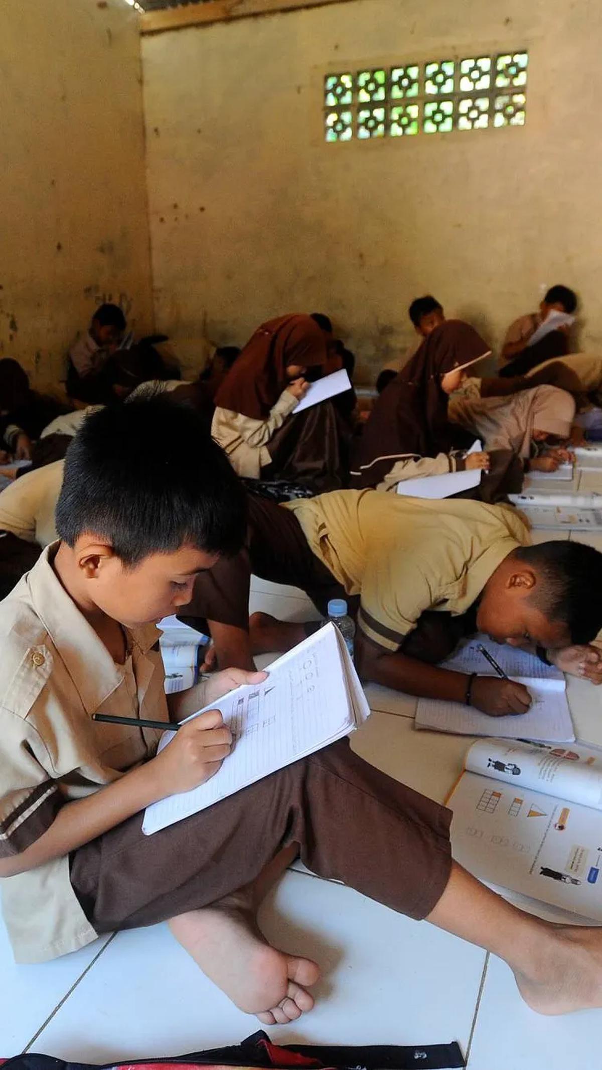 Meski begitu mereka terlihat tetap bersemangat belajar di ruangan kecil itu.
