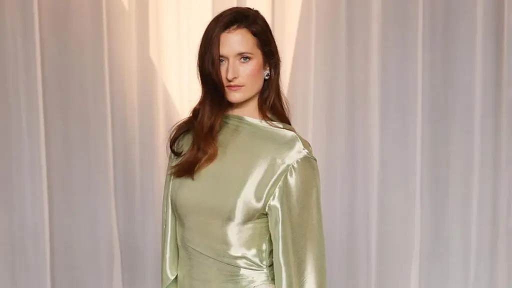 Grace Gummer mengenakan gaun Dior berbahan sutra warna hijau pastel dan emas, yang dipercantik dengan detail kain tule yang halus serta aksen pita di bagian samping. Ditambah dengan pulasan makeup dari Dior Beauty. / Foto dok: Dior.
