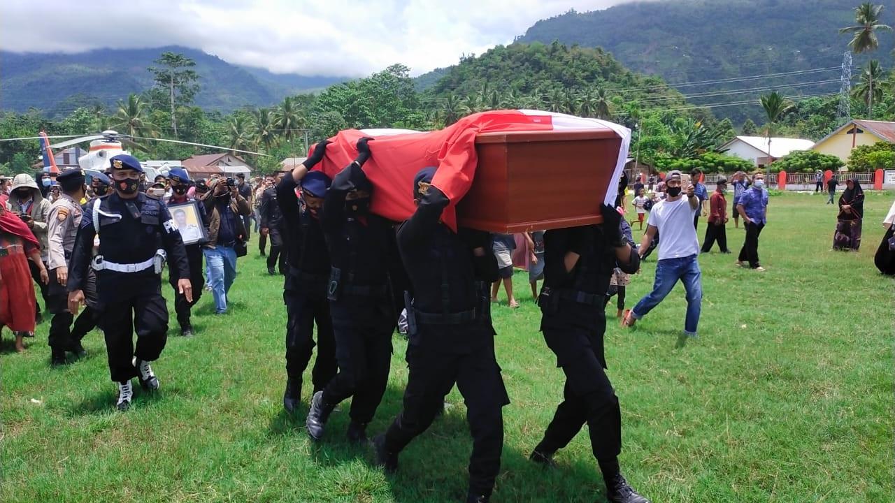 Jenazah Briptu Herlis Pombili, korban baku tembak antara MIT dengan personil Brimob di Sulawesi Tengah(Liputan6.com/Ahmad Akbar Fua)