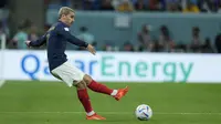 Penyerang Prancis, Antoine Griezmann mengumpan bola saat bertanding melawan Australia pada pertandingan grup D Piala Dunia 2022 Qatar di Stadion Al Janoub di Al Wakrah, Qatar, Rabu (23/11/2022). Kemenangan membuat Prancis memimpin Grup D Piala Dunia 2022 dengan tiga poin. (AP Photo/Francisco Seco)