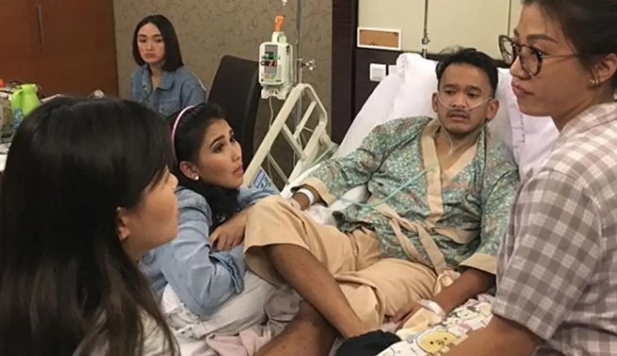 Beristirahat di tempat tenang dan sejuk saran dokter. Seperti diketahui, Ruben Onsu menjalani perawatan selama empat hari di Rumah Sakit Bunda, Menteng. Perbedaan cuaca di Jepang dan Indonesia membuat kondisinya menurun. (Instagram/uben_onsu)