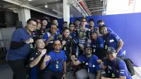 Konsumen yang beruntung dan media berfoto dengan Fabio Quartararo saat MotoGP Mandalika yang berlangsung di sirkuit Mandalika (dokP Yamaha)
