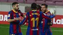 Para pemain Barcelona merayakan gol pertama ke gawang SD Huesca yang dicetak striker Lionel Messi (kanan) dalam laga lanjutan Liga Spanyol 2020/2021 pekan ke-27 di Camp Nou Stadium, Barcelona, Senin (15/3/2021). Barcelona menang 4-1 atas SD Huesca. (AP/Joan Monfort)
