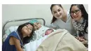 Dalam salah satu foto yang diunggahnya, Meisya menuliskan keterangan dengan mengucapkan rasa terima kasih karena kedatangan para sahabatnya yang juga sudah menjadi juru foto dan video saat ia melahirkan. (Instagram/meisya_siregar)
