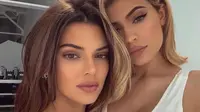 Kylie Jenner dan Kendall Jenner dengan tampilan fox eye challeng (Dok.Instagram/@kyliejenner/https://www.instagram.com/p/B-C1hb9nkHU/Komarudin)