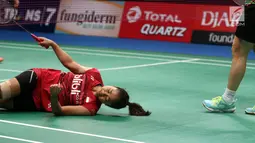 Ganda Putri Indonesia, Ni Ketut Mahadewi Istarani terjatuh saat melawan Chen Qingchen/Jia Yifan di Semifinal Indonesia Open 2017, Jakarta, Sabtu (17/6). Anggia/Ni Ketut Mahadewi Istarani kalah 12-21, 17-21. (Liputan6.com/Helmi Fithriansyah)