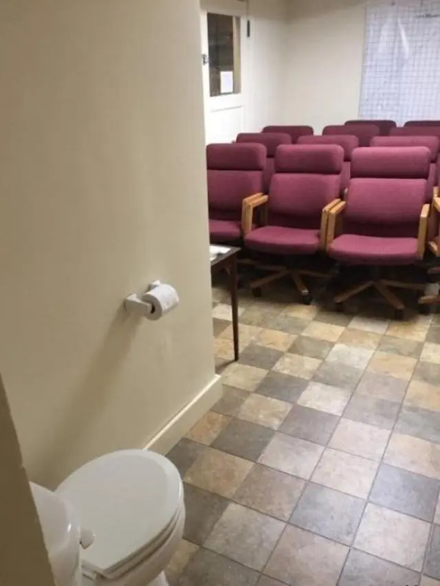 6 Potret Toilet Terletak di Lokasi Tak Biasa, Bikin Mikir Dua Kali