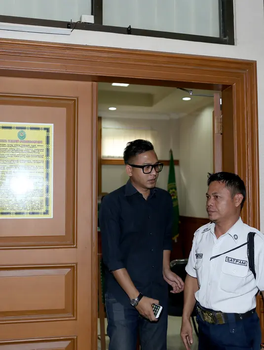 Dijumpai di Pengadilan Agama, Jakarta Selatan, Selasa (3/11/2015), Lembu tampak tegar menghadapi masalah yang sedang melanda rumah tangganya itu. Kasus mereka semakin menambah panjang perceraian di kalangan artis di tahun 2015. (Andy Masela/Bintang.com)