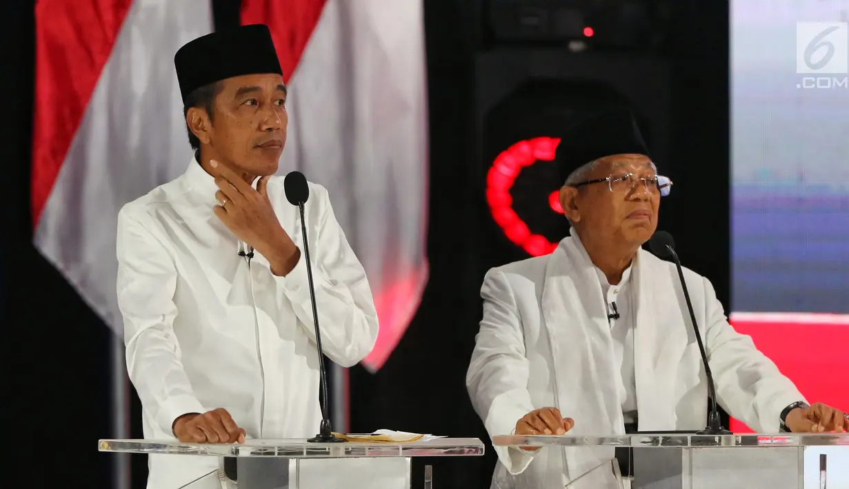 Capres nomor urut 01 Joko Widodo dan Cawapres Ma'ruf Amin beradu gagasan selama Debat Pilpres 2019 kelima di Jakarta, Sabtu (13/4). Debat kelima merupakan debat terakhir dalam masa kampanye dan mengambil tema Ekonomi, Kesejahteraan Sosial, Keuangan dan Investasi. (Liputan6.com/Johan Tallo)