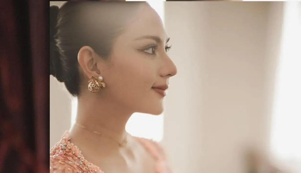Perhiasan anting dan kalung yang dikenakannya cocok dengan kebaya yang dikenakannya. Rupanya perhiasan yang dipakai oleh istri Yakup Hasibuan ini dirancang khusus oleh desainer perhiasan Tulola Desain. Pamer senyuman manis, pesona Jessica Mila ramai dipuji. Tak hanya fokus dengan perhiasan Jessica Mila, netizen juga salah fokus dengan hidung artis yang akan segera dikaruniai anak pertama ini. (Liputan6.com/IG/@jscmila)