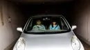 Ahli fisioterapi, Masayuki Ozaki mengendarai mobil bersama boneka seksnya, Mayu di Chiba, Jepang (13/6). Ozaki menganggap boneka seks bernama Mayu ini layaknya manusia. (AFP photo/Benrouz Mehri)