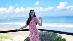 Aura Kasih di sela kesibukannya kerap menjalani liburan ke Bali. Dalam liburannya ke Bali, ia kerap sekali mengunjungi berbagai pantai yang indah di Pulau Dewata tersebut. Seperti dalam potretnya di atas, Aura Kasih sedang berada di pantai yang ada di Seminyak Bali. (Liputan6.com/IG/@aurakasih)