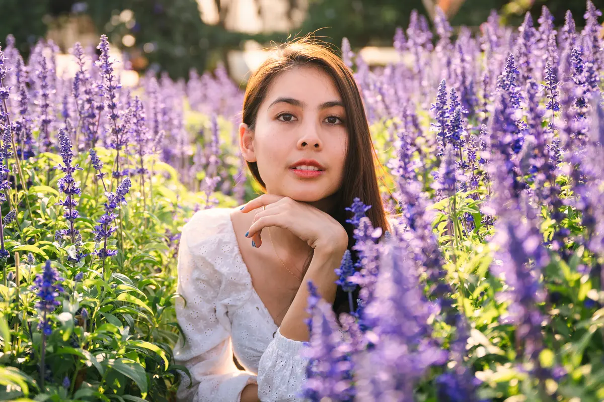 perempuan di kebun bunga