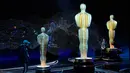 Sejumlah patung terlihat di panggung Academy Awards atau Oscar 2019 di Hollywood, California, AS, Sabtu (23/2). Tidak ada pengganti pembawa acara yang ditunjuk untuk membawakan Piala Oscar 2019. (Kevork Djansezian/Getty Images/AFP)