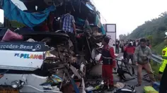 Bus Tabrak Tronton hingga Ringsek di Tol Pekanbaru-Dumai, 2 Tewas
