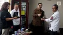 Dura Besar Timor Leste untuk Indonesia Alberto Carlos (kanan) memberi hadiah kepada Sekretaris SCM Gilang Iskandar (dua kanan) saat pertemuan dengan jajaran EMTEK dan SCM Group di Jakarta, Kamis (9/8). (Liputan6.com/JohanTallo)