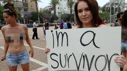 Dua wanita berunjuk rasa di pantai Mediterania Israel Tel Aviv (4/5). Protes ini terinspirasi kelompok wanita Kanada yang meluncurkan protes tahun 2011 sebagai tanggapan atas pertanyaan bahwa mereka ingin menghindari pelecehan. (AFP Photo/Jack Guez)