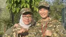 <p>Begitu juga dengan Veronica Tan yang terlihat bersemangat mengenakan atribut militer. Tampak lanyard melengkapi gayanya. [Foto: Instagram/ Veronica Tan]</p>