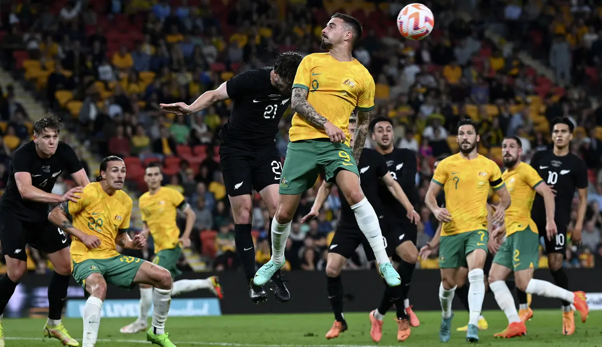 Timnas sepak bola Australia awalnya memakai jersey berwarna biru langit. Kemudia, mereka berganti warna menjadi emas dan hijau pada 1924. Warna itu melambangkan Acacia Pycnantha yang merupakan bunga nasional Australia. Padahal bendera negara mereka adalah biru tua Union Jack dan rasi bintang selatan di sudutnya. (AP/Dan Peled)