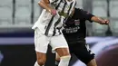 Penyerang Juventus, Cristiano Ronaldo mengontrol bola saat bertanding melawan Lyon pada leg kedua babak 16 besar Liga Champions di Allianz stadium, Turin, Italia (7/8/2020). Juventus menang 2-1 atas Lyon, namun tersingkir dari Liga Champions setelah aggregat skor 2-2. (AP Photo/Antonio Calanni)