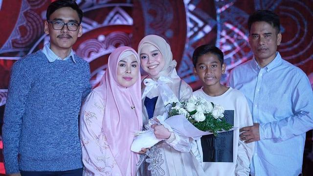 Jarang Tersorot, Ini 6 Momen Kebersamaan Lesty Kejora dan Keluarga