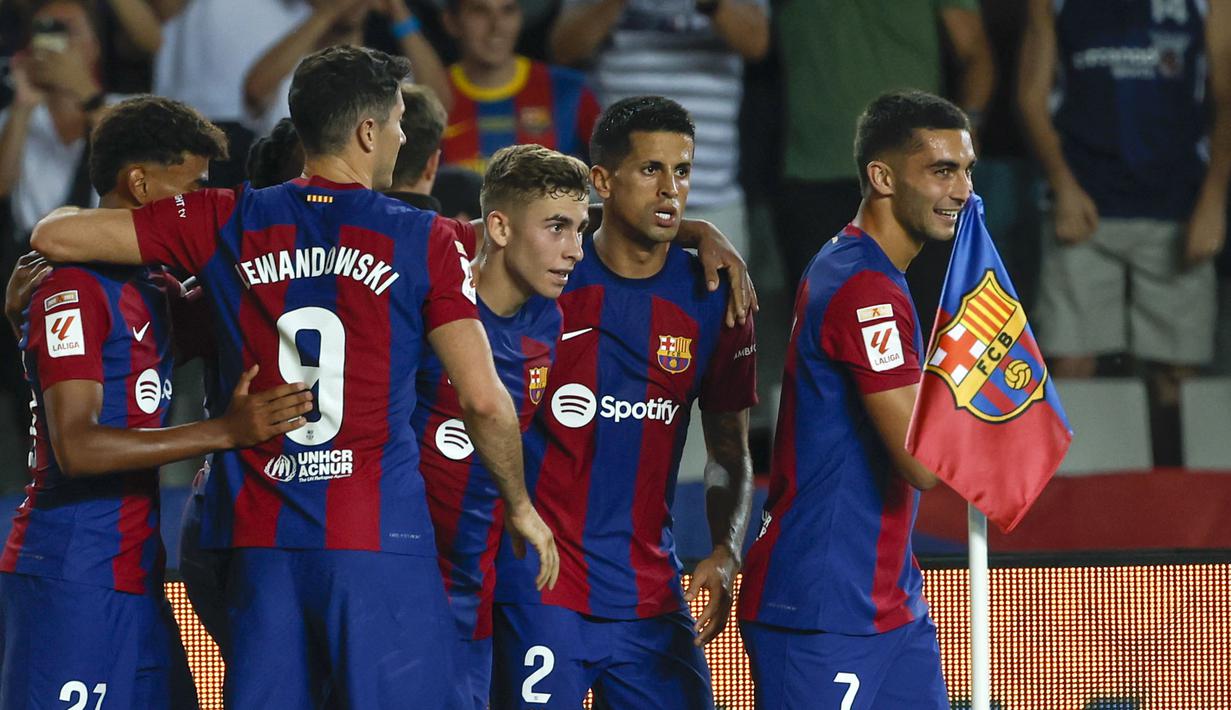 Sejumlah pemain Barcelona merayakan gol bunuh diri Sergio Ramos pada laga lanjutan Liga Spanyol 2023/2024 melawan Barcelona di Estadi Olimpic Lluis Companys, Barcelona, Spanyol, Sabtu (30/09/2023) dini hari WIB. Barcelona mengambil alih puncak klasemen sementara dengan perolehan 20 poin setelah menang 1-0 atas Sevilla. (AP Photo/Joan Monfort)