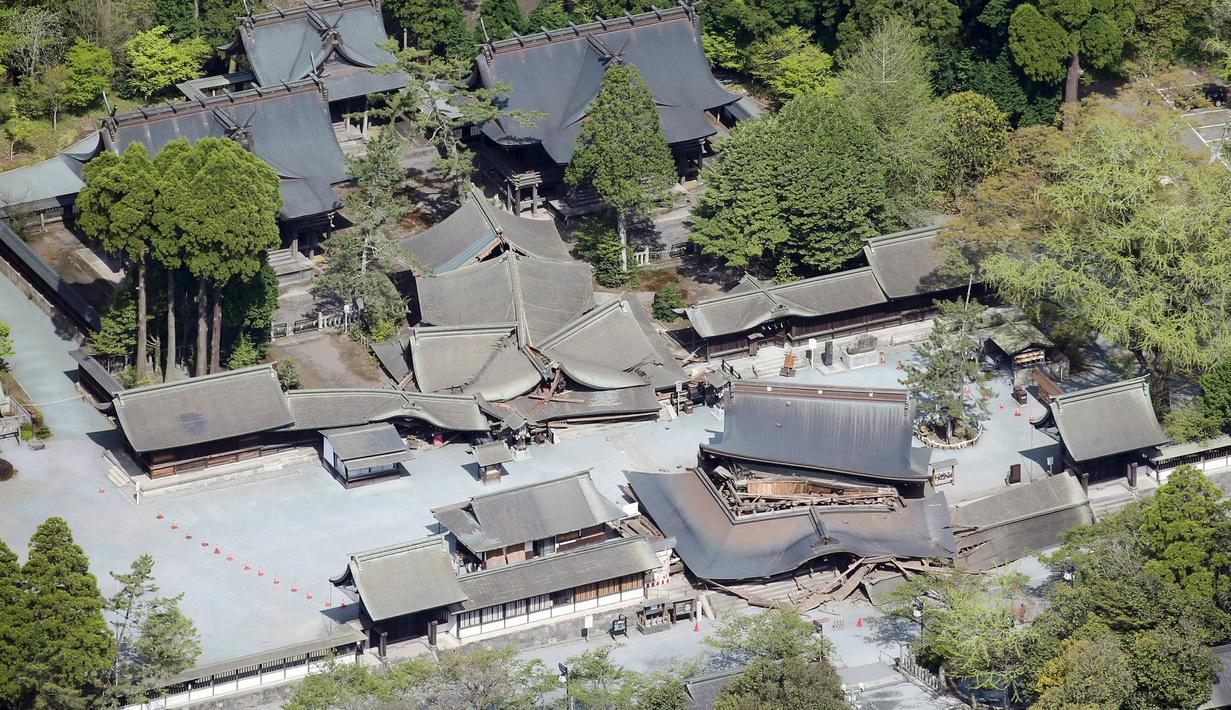 Sejumlah bangunan kekayaan budaya nasional Jepang runtuh akibat gempa bumi di Aso Shrine di Aso, Prefektur Kumamoto, Jepang selatan , Sabtu (16/4). Gempa berkekuatan 6,4 SR itu menewaskan sembilan orang dan 760 lainnya terluka. (REUTERS/Kyodo) 